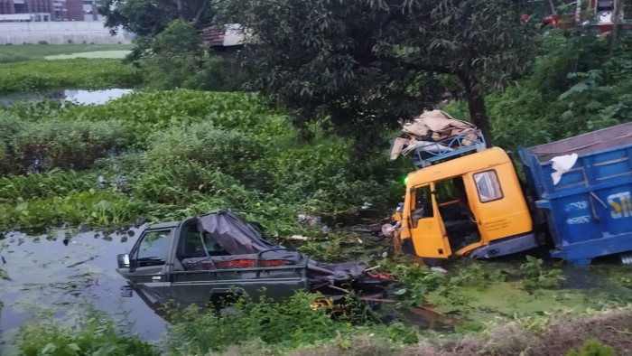 মোহনপুরে সেনাবাহিনীর গাড়িতে ট্রাকের ধাক্কায় আহত ৮