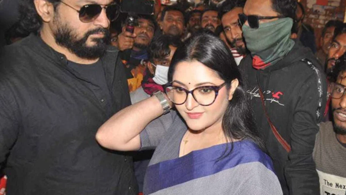 আত্মসমর্পণ করে জামিন পেলেন পরীমণি