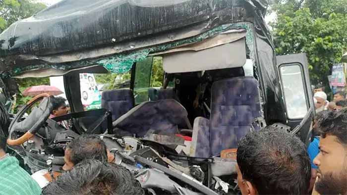 র‌্যাবের গাড়ি-বাসের মুখোমুখি সংঘর্ষে নিহত ২, আহত ২১