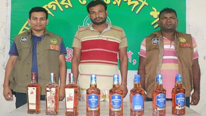 রাজশাহীতে পৃথক অভিযান চালিয়ে ফেনসিডিল ও মদ উদ্ধার, গ্রেফতার ৪