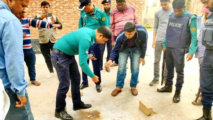 আদালত চত্বরে ককটেল বিস্ফোরণ