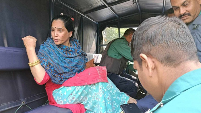 রাজশাহীতে ট্রাফিক পুলিশকে লাথি মেরে আটক হলেন এক নারী