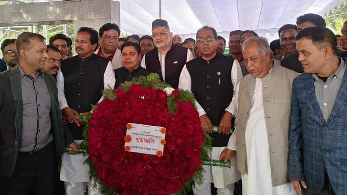 শপথের পর বঙ্গবন্ধুর প্রতিকৃতিতে শ্রদ্ধা নিবেদন করলেন রাজশাহী ১ ও ৪ আসনের এমপি