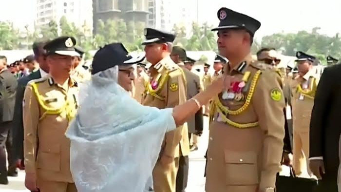 পুলিশ সপ্তাহে আরএমপি’র কমিশনারসহ ৪০০ জনকে পদক পরালেন প্রধানমন্ত্রী