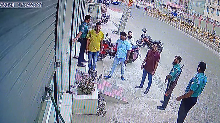 দিন দুপুরে পুলিশের হয়রানির শিকার ব্যবসিক ও তার কর্মচারীরা