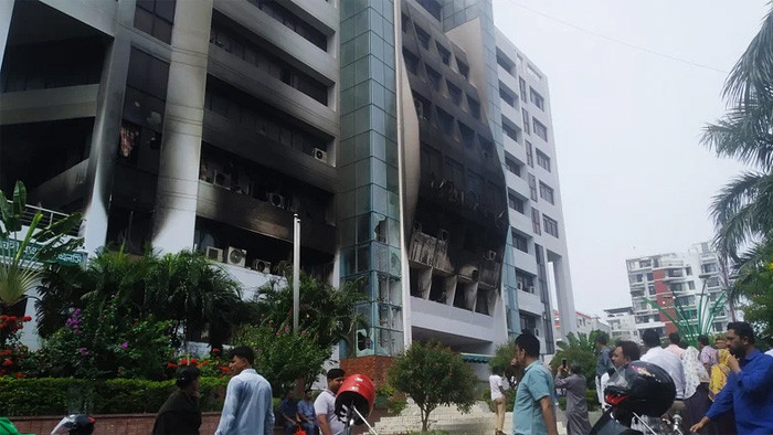 রাজশাহী নগরী ভাঙচুর, আগুনসহ লুটপাট - কিন্তু কারা এর পিছনে!