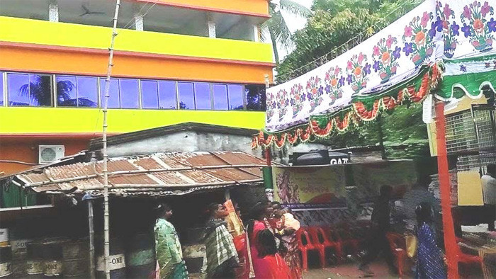 গোদাগাড়ীতে একই আঙিনায় মসজিদ ও মন্দির ধর্মীয় আচারে দুই সম্পদায়ের মানুষ