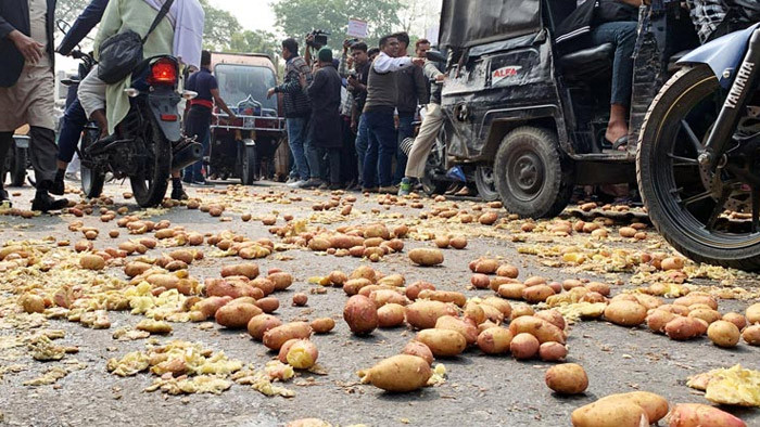 রাজশাহীতে সড়কে আলু ফেলে চাষিদের বিক্ষোভ