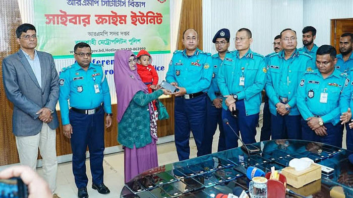 হারানো মোবাইল ফোন মালিকদের কাছে হস্তান্তর করলেন আরএমপি পুলিশ কমিশনার