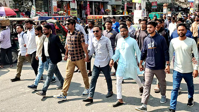 রাজশাহীতে বৈষম্যবিরোধী কমিটি বাতিলের দাবিতে বিক্ষোভ সমাবেশ