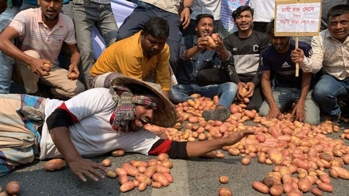 রাজশাহীতে ভাড়া বৃদ্ধির প্রতিবাদে সড়কে আলু ফেলে কৃষকদের বিক্ষোভ