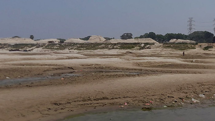 মরণফাঁদ ফারাক্কার কারনে রাজশাহীর পদ্মা এখন মরুভুমি