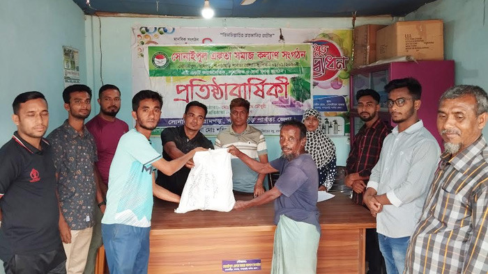 রামগড়ে একতা সমাজ কল্যাণ সংগঠনের ইফতার খাদ্য সামগ্রী বিতরণ