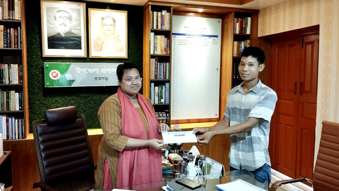 রাবিতে ভর্তির জন্য আর্থিক সহায়তা দিয়ে পাশে দাঁড়ালেন ইউএনও