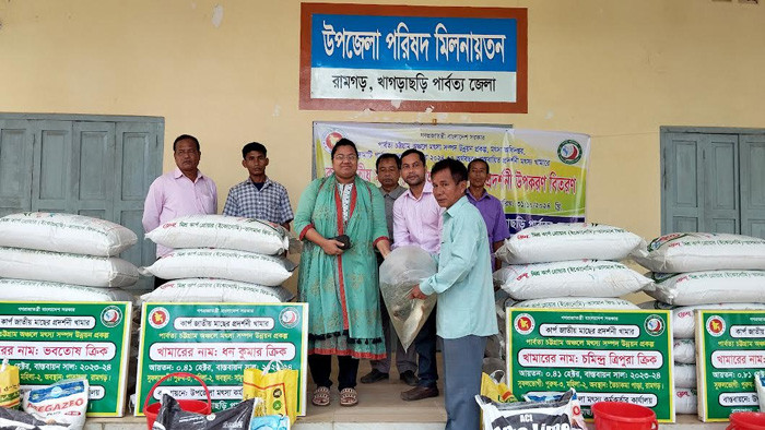 রামগড়ে মৎস্য ক্রিক প্রদর্শনী আওতায় পোনা মাছ উপকরণ বিতরণ