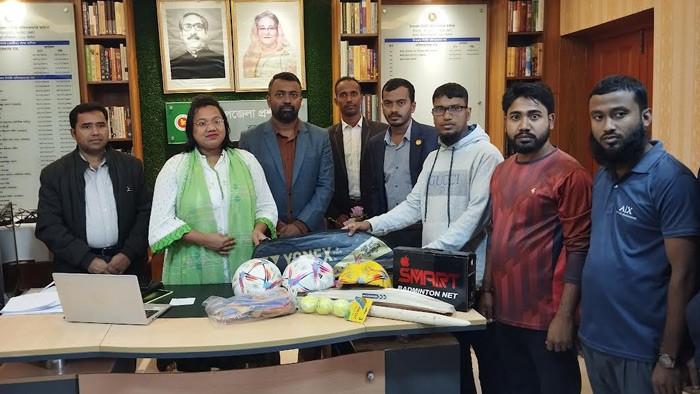 রামগড়ে বিভিন্ন ক্লাবে ক্রীড়া সামগ্রী প্রদান