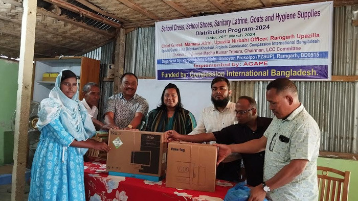 রামগড়ে পাজেশিউপ্র প্রকল্পের আওতায় আয়বর্ধক উপকরণ প্রদান