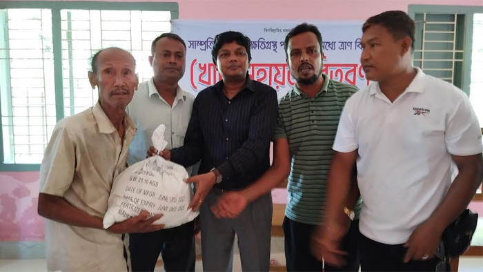 রামগড় পৌরসভা কর্তৃক বন্যার্তদের ত্রাণ বিতরণে পৌর প্রশাসক