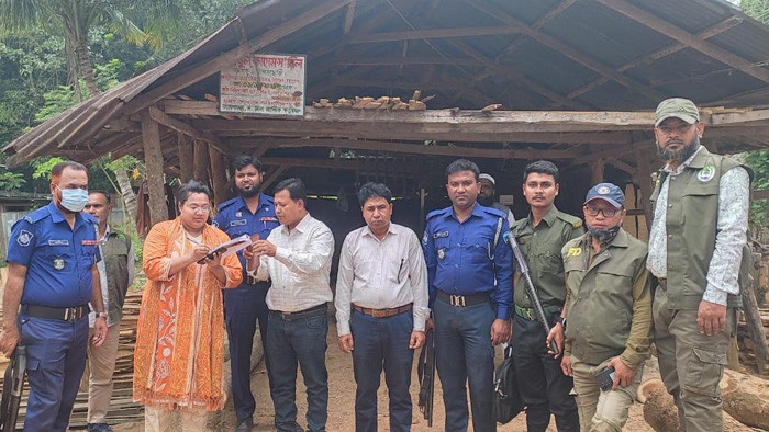 রামগড়ে লাইসেন্সের শর্ত ভঙ্গের অভিযোগে ৫টি করাত কলে ভ্রাম্যমান আদালতের অভিযান