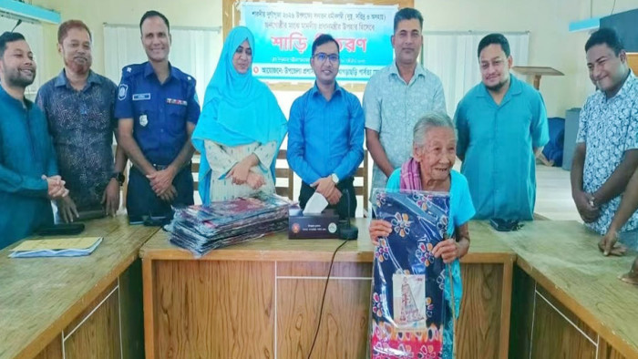 রামগড়ে শারদীয় দুর্গাপূজায় ৫০ জন অসহায় নারীকে প্রধানমন্ত্রীর উপহারের শাড়ি বিতরণ