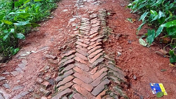 দুই প্রান্তেই পাকা পিচঢালা রাস্তা মাঝ খানে এক কিলোমিটার পাকা নেই