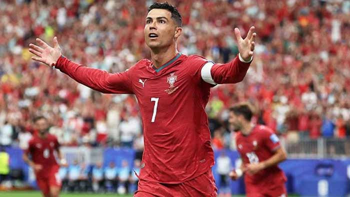মেসিকে নিয়ে প্রশ্ন করায় বিরক্তি রোনালদো