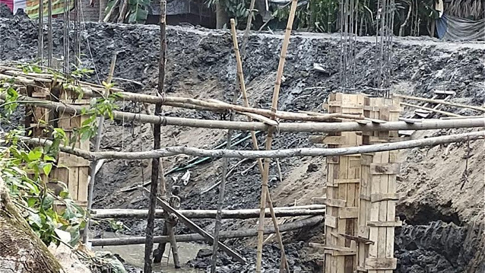 সরকারি খালে অ-পরিকল্পিত ঝুঁকিপূর্ন সেতু নির্মান: প্রাণহানীর আশংকা