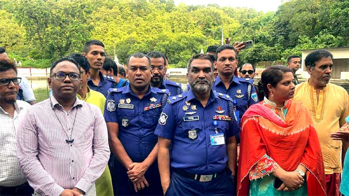 সীতাকুণ্ডে চন্দ্রনাথ মন্দির পরিদর্শন করলেন জেলা প্রশাসক