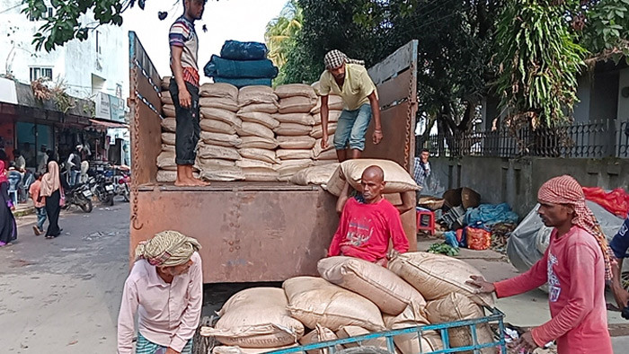 ভারতীয় চোরাই চিনিতে সয়লাব বাজার