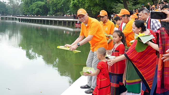 পার্বত্য উপদেষ্টা রমনা লেকে ফুল ভাসিয়ে পালন করলেন বৈসাবি উৎসব