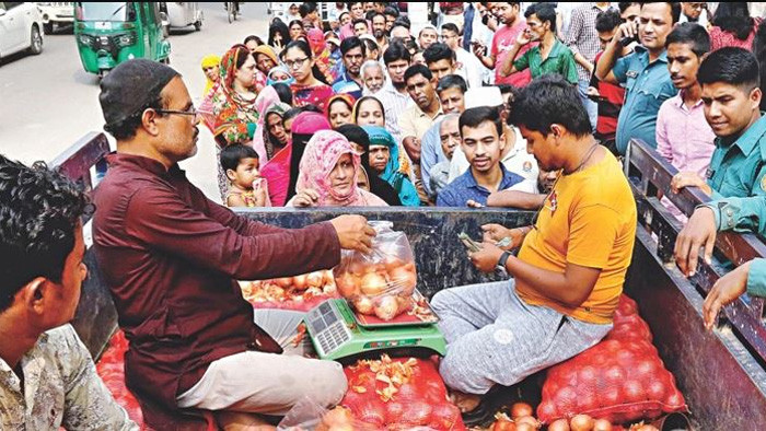 সোমবার থেকে ৩৫ টাকা কেজি পিয়াজ বি‌ক্রি কর‌বে টিসিবি