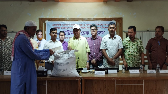 রামগড়ে দুর্যোগে ক্ষতিগ্রস্ত ৪০ পরিবারকে ঢেউটিন ও আর্থিক সহায়তা