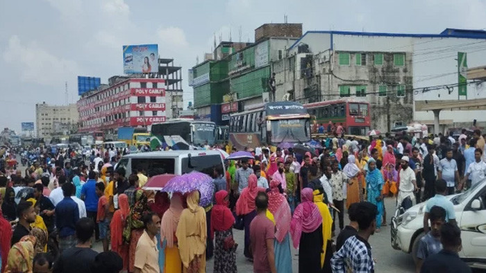 টঙ্গীতে বকেয়া বেতনের দাবিতে মহাসড়ক অবরোধ
