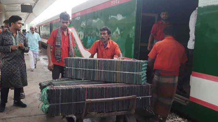 কৃষিপণ্য ছাড়াই রাজশাহী থেকে প্রথম দিন ছেড়ে গেল বিশেষ ট্রেন