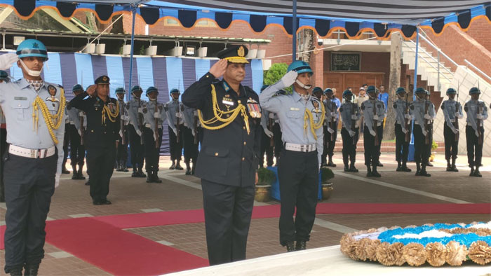 বঙ্গবন্ধুর সমাধিতে বিমান বাহিনীর নব-নিযুক্ত প্রধান হাসান মাহমুদ খাঁনের শ্রদ্ধা
