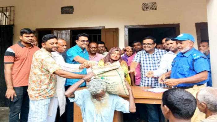 মান্দায় বন্যার্তদের মাঝে ত্রাণ বিতরণ করলেন ইউএনও