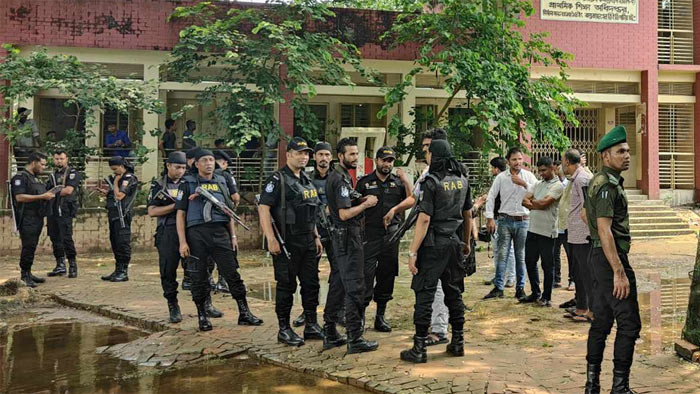 কেন্দ্র থেকে নির্বাচনী সরঞ্জাম ছিনতাই, ভোট স্থগিত