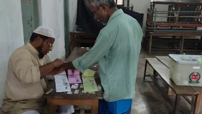 ফরিদপুরের ৩ উপজেলায় চলছে ভোট গ্রহন