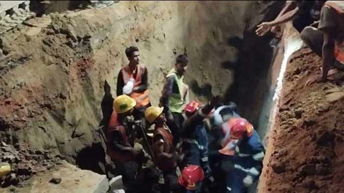 চট্টগ্রামে ওয়াসার ড্রেনেজে মাটি ধসে ২ শ্রমিকের মৃত্যু: উন্নয়নের গর্তে আর কত প্রাণ?