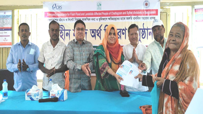 খাগড়াছড়িতে বন্যা-ভূমিধসে ক্ষতিগ্রস্ত ৪০০ পরিবার পেল নগদ সহায়তা