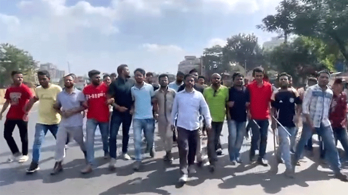 আওয়ামী লীগের নৈরাজ্য রুখতে মাতুয়াইলে যুবদলের নেতাকর্মীদের অবস্থান