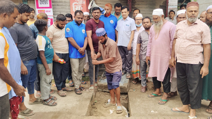 মান্দায় দূষণময় ড্রেনে ক্ষোভ, সংযোগ বন্ধ করলেন ব্যবসায়ী-মুসল্লিরা