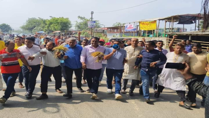 মান্দায় যুবদলের ৩১ দফা সম্বলিত লিফলেট বিতরণ