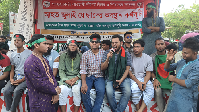 জুলাই আন্দোলনে আহতদের শাহবাগ মোড় ব্লকেড