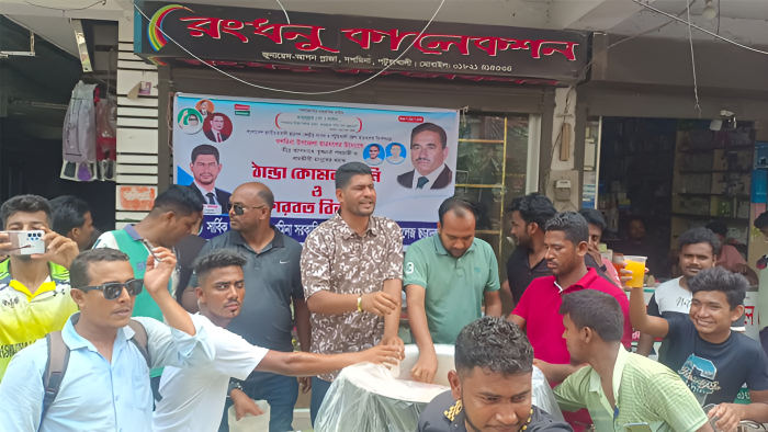 তীব্র তাপদাহে ছাত্রদলের উদ্যোগে ঠান্ডা কোমল পানি ও শরবত বিতরণ