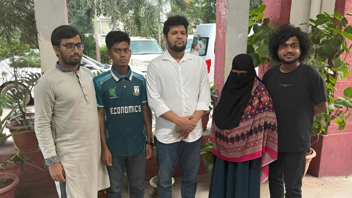 উপদেষ্টা আলমের মাথায় বোতল ছুড়ে মারা সেই জবি শিক্ষার্থী হুসাইনকে নিয়ে যা জানাল ডিএমপি