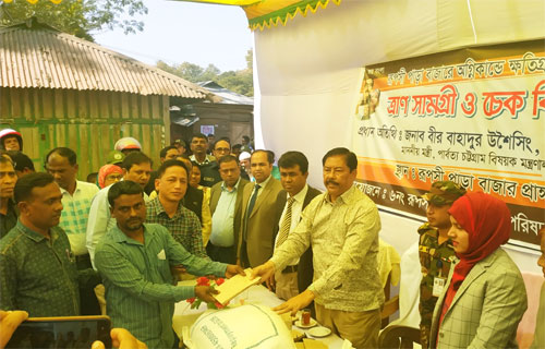 লামায় অগ্নিকান্ডে ক্ষতিগ্রস্থদের মাঝে ত্রাণ তুলে দিলেন পার্বত্য মন্ত্রী