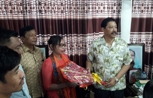 রোয়াংছড়িতে নবনির্বাচিত চেয়ারম্যানদের মন্ত্রীর সাথে শুভেচ্ছা বিনিময়