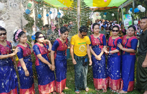 লামায় জলকেলীর উৎসবে বাঁধভাঙা আনন্দের জোয়ার