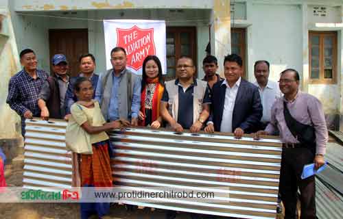 রাঙ্গামাটিতে পাহাড় ধ্বসে ক্ষতিগ্রস্থ পরিবারকে ঢেউটিন ও আর্থিক সহায়তা প্রদান